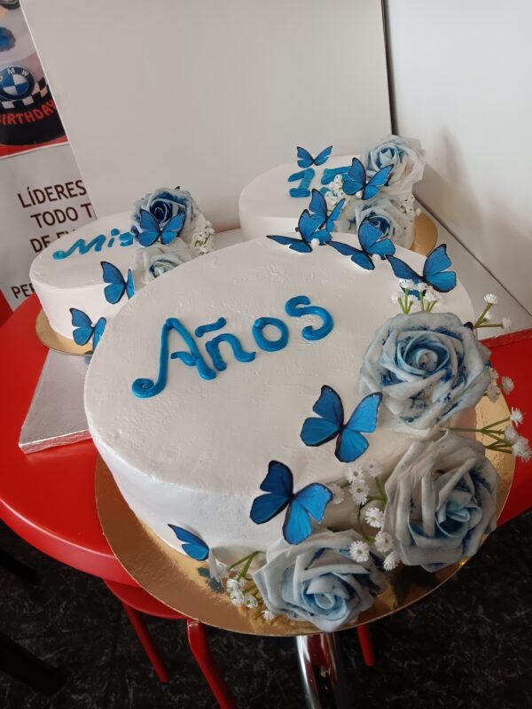 TARTA DE 15 AÑOS CON FLORES DESECHABLES - Imagen 3