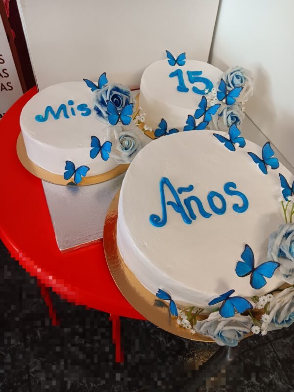 TARTA DE 15 AÑOS CON FLORES DESECHABLES
