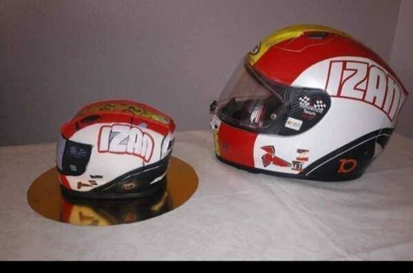 Tarta en forma de casco replica personalizada del piloto - Imagen 2
