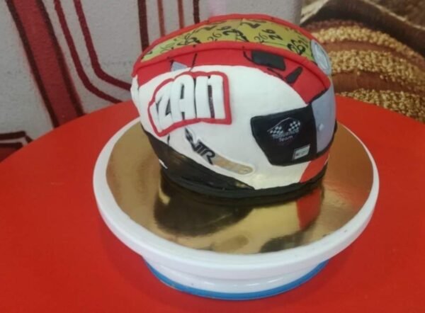 Tarta en forma de casco replica personalizada del piloto - Imagen 3