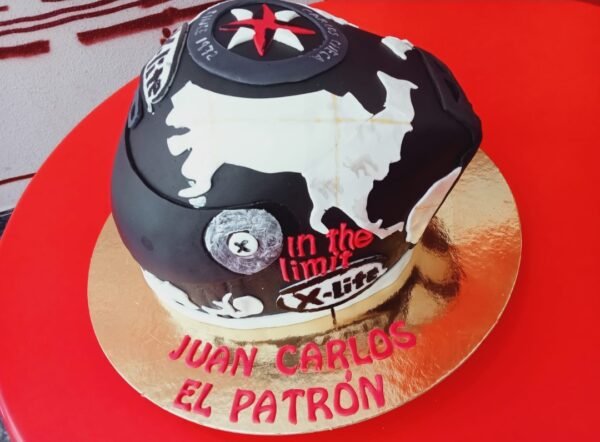 Tarta en forma de casco X-LITE replica checa